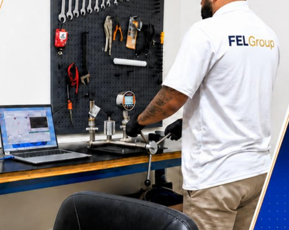 Profissional da FELGroup realizando trabalho de instrumentação em bancada